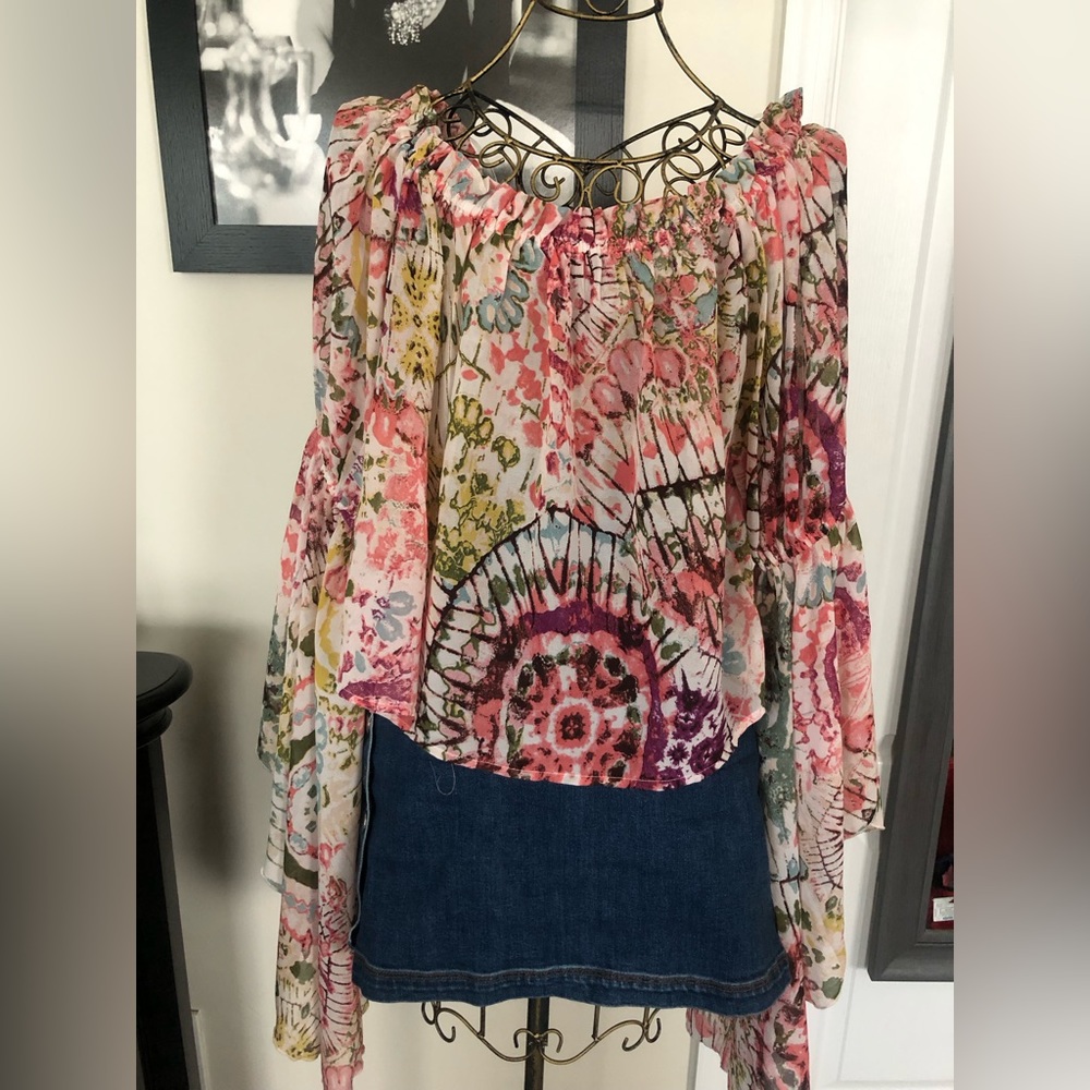 Multi color summer top with flare sleeves.